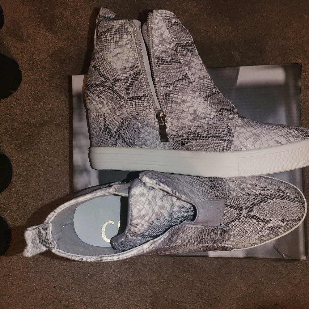 Ccocci gray snake print wedge, size 8.5, new never worn